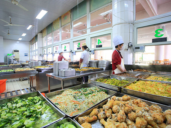 學(xué)校飯?zhí)贸邪? title=